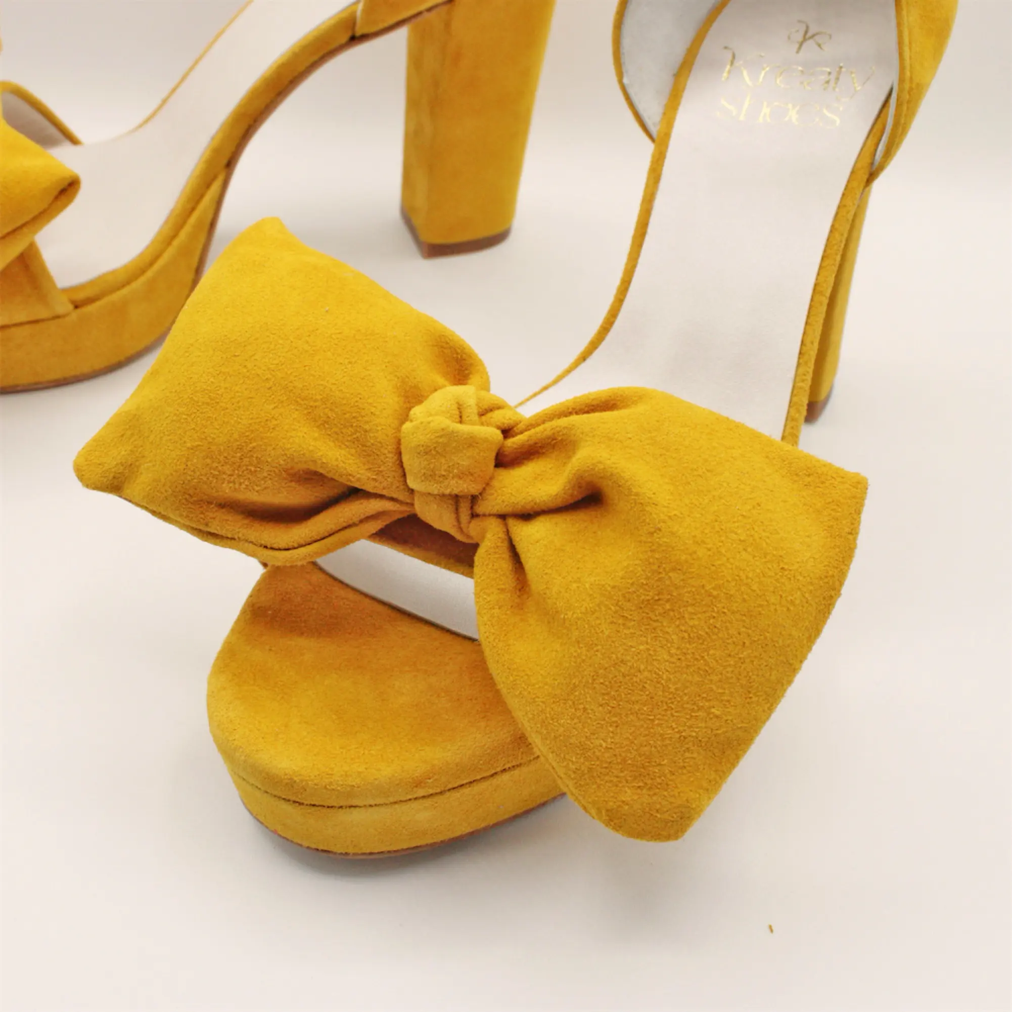 MAXILAZO PARA SANDALIA EN ANTE AMARILLO DISEÑADO Y CONSTRUIDO EXCLUSIVAMENTE PARA ELLA